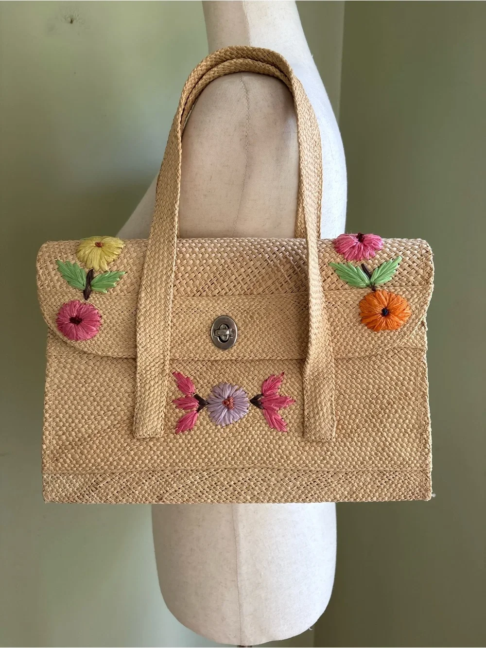 Vintage Bermuda Craft Straw Handbag w/raffia floral decoration. Very nice shape